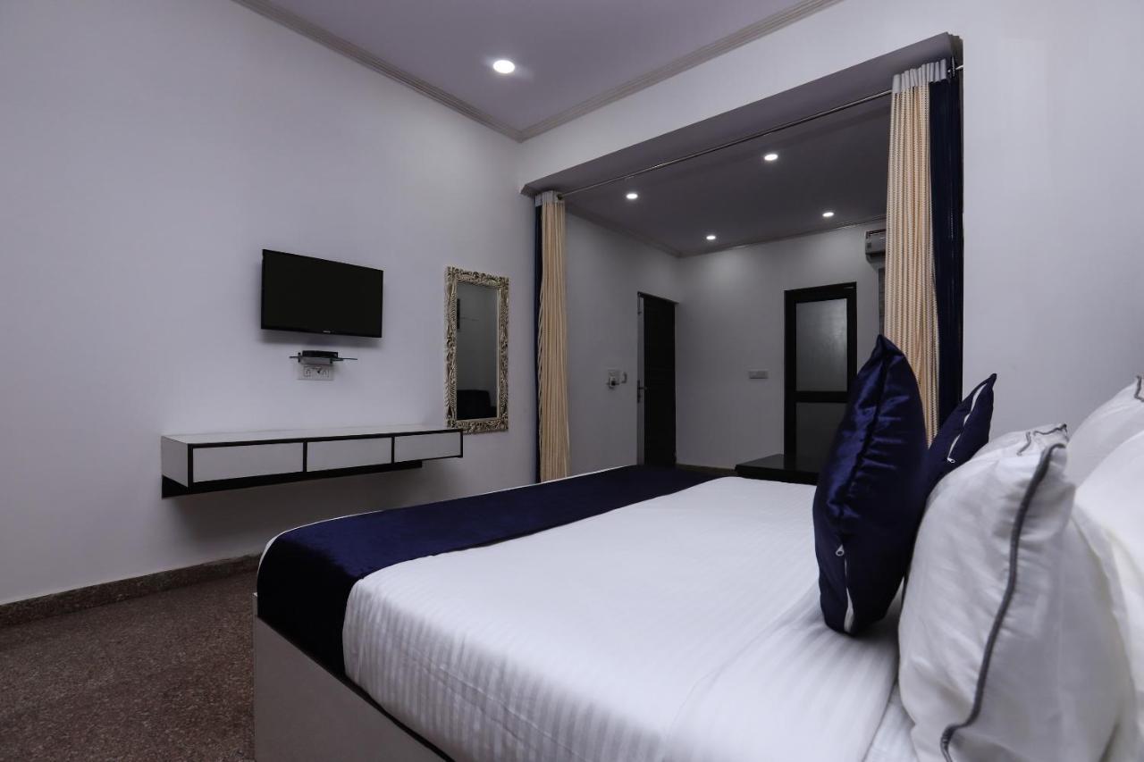 Hotel Vizima Palace - Near Wave City Center Metro Station Noida Exterior photo