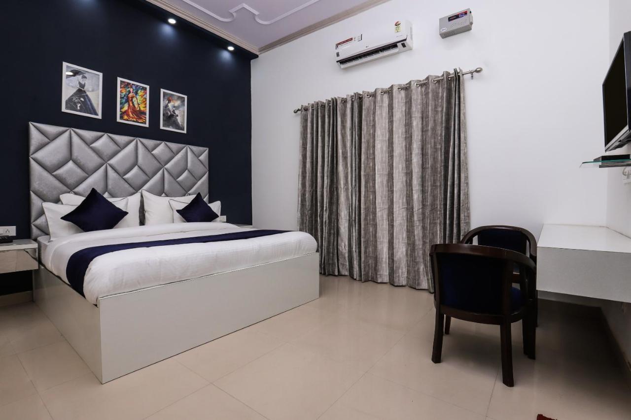 Hotel Vizima Palace - Near Wave City Center Metro Station Noida Exterior photo